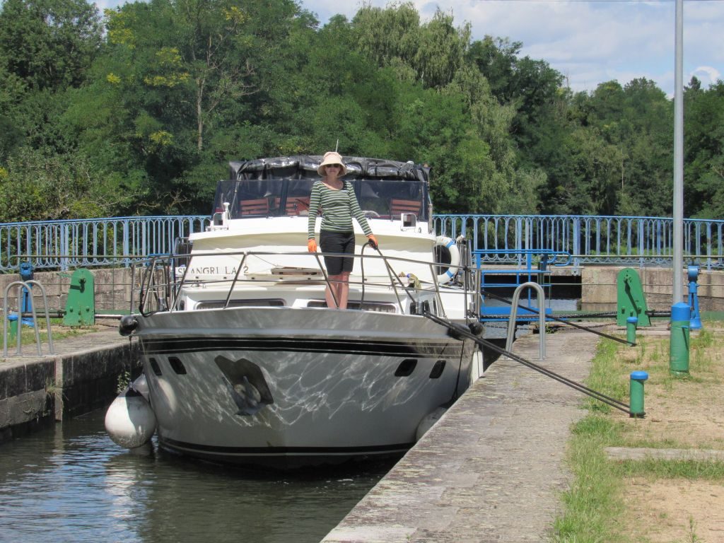 Locking up on the Canal de Roanne a Digoin